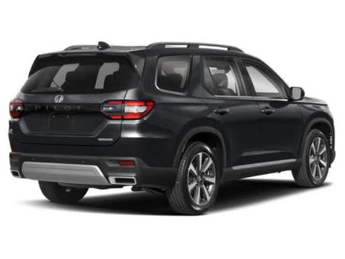 Used 2025 Honda Pilot Touring image 2