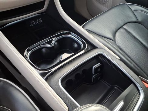 Used 2024 Chrysler Pacifica Limited image 16