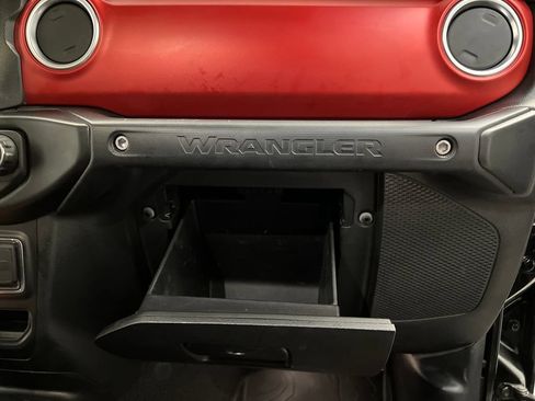 Used 2022 Jeep Wrangler Unlimited Rubicon w/ Cold Weather Group AWD/4WD image 26