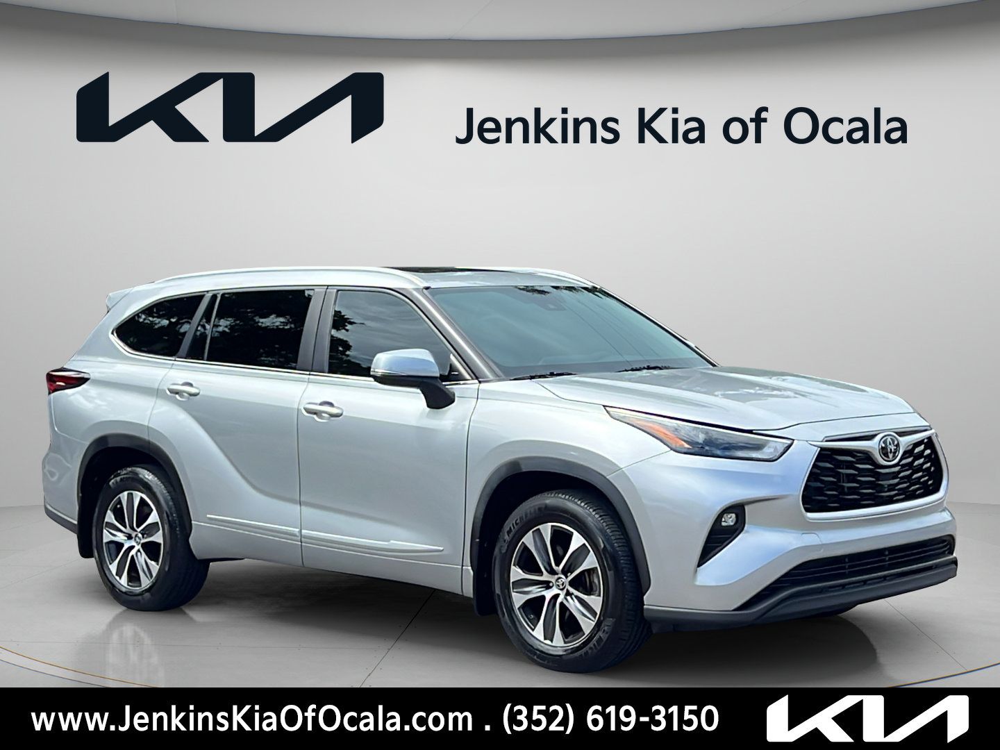 Used 2024 Toyota Highlander XLE FWD image 1