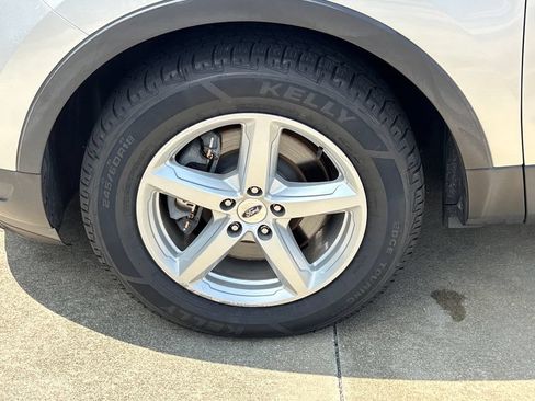 Used 2018 Ford Explorer XLT w/ Equipment Group 202A FWD image 12