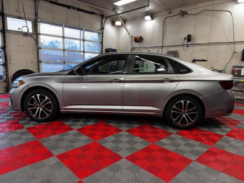 Used 2023 Volkswagen Jetta Sport image 4