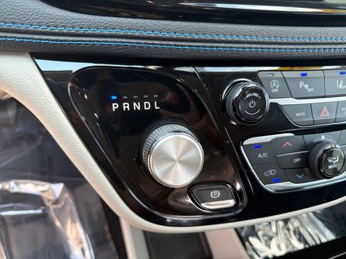 Used 2021 Chrysler Pacifica Touring-L FWD image 25
