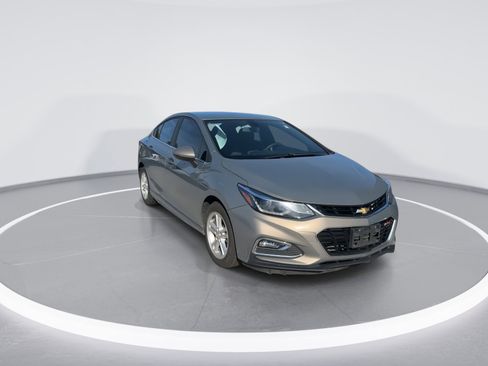 Used 2017 Chevrolet Cruze LT w/ Convenience Package image 2