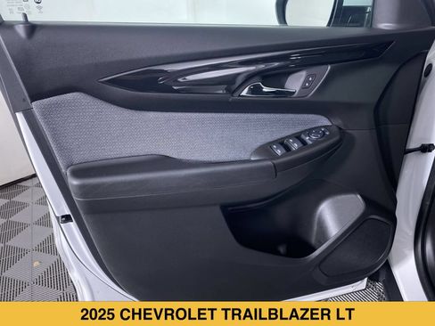 Used 2025 Chevrolet TrailBlazer LT w/ LT Cold Weather Package FWD image 11