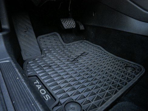 Used 2024 Volkswagen Taos SE w/ Panoramic Sunroof Package image 17