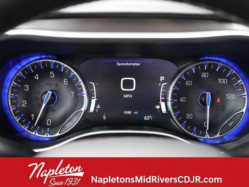 Used 2025 Chrysler Pacifica Select image 15