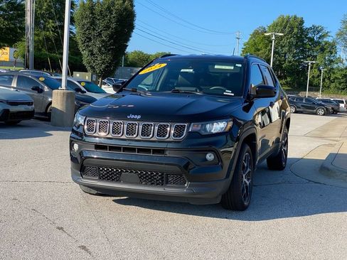 Used 2024 Jeep Compass Latitude AWD/4WD image 3
