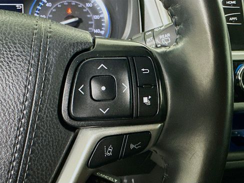 Used 2019 Toyota Highlander SE image 17