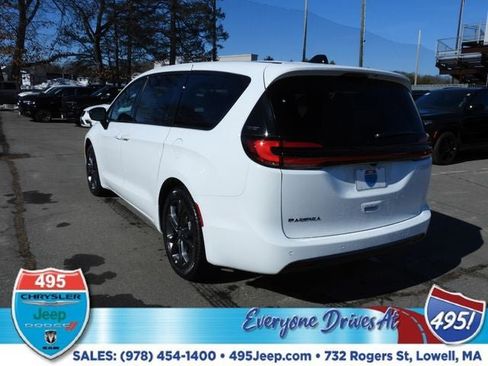 New 2026 Chrysler Pacifica Select image 3