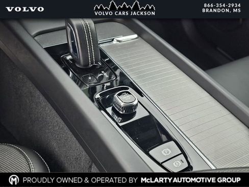 Used 2022 Volvo XC60 B5 R-Design image 24