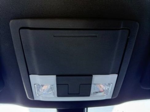 Used 2019 Ford Explorer XLT w/ Equipment Group 202A AWD/4WD image 34