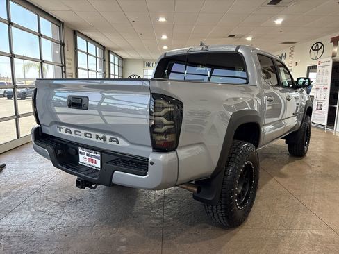 Used 2019 Toyota Tacoma TRD Off-Road w/ Technology Package AWD/4WD image 2