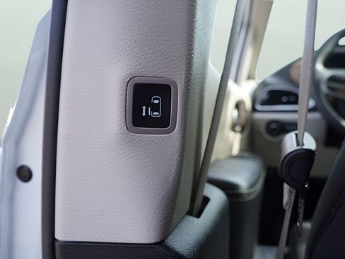 Used 2023 Chrysler Voyager LX image 11