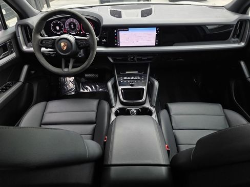 Certified 2025 Porsche Cayenne AWD/4WD image 16