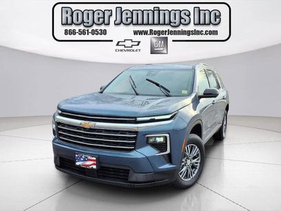 Used 2025 Chevrolet Traverse LT w/ Driver Confidence Package