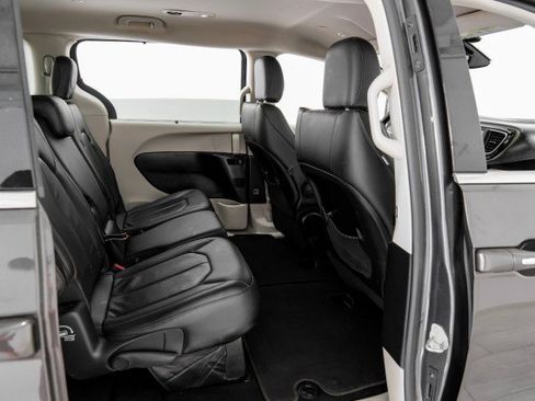 Used 2019 Chrysler Pacifica Touring-L FWD image 34