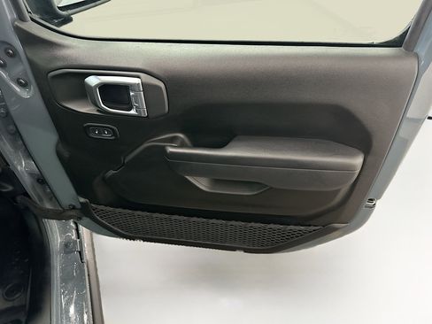 Used 2025 Jeep Wrangler Willys image 32