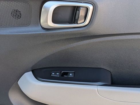 Used 2025 Hyundai Venue SEL image 34