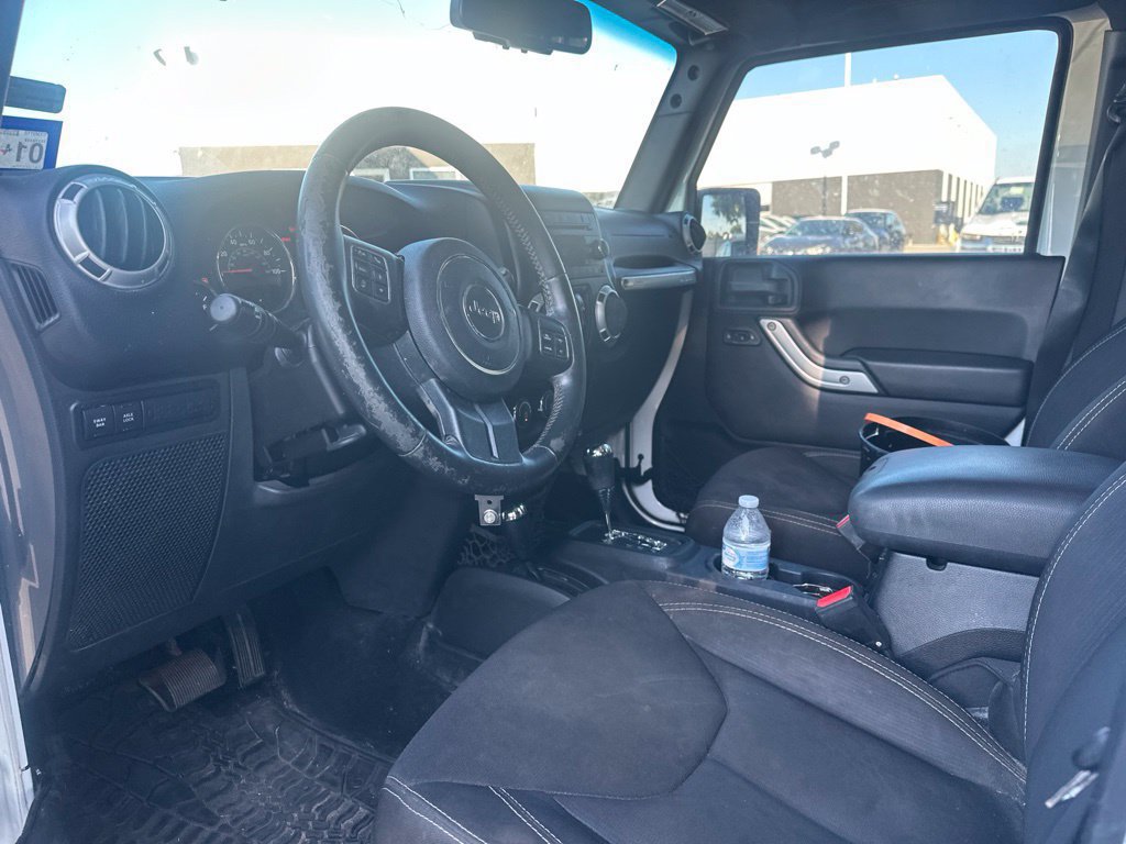 Used 2015 Jeep Wrangler Unlimited Rubicon w/ Connectivity Group AWD/4WD image 8