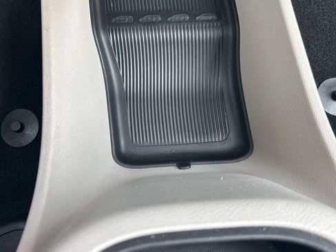 Used 2023 Chrysler Pacifica Touring-L image 45