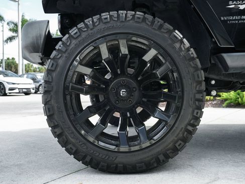 Used 2016 Jeep Wrangler Unlimited Sahara image 13