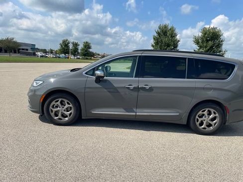 Used 2023 Chrysler Pacifica Limited FWD image 5