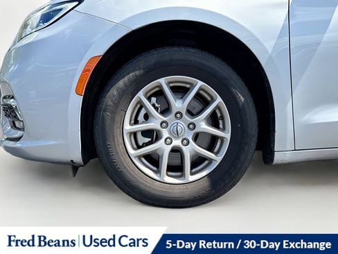 Used 2024 Chrysler Pacifica Touring-L FWD image 15