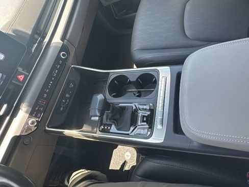 Used 2025 Kia Carnival EX FWD image 17