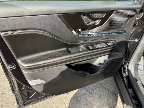 Used 2022 Lincoln Corsair AWD w/ Premium Package image 11