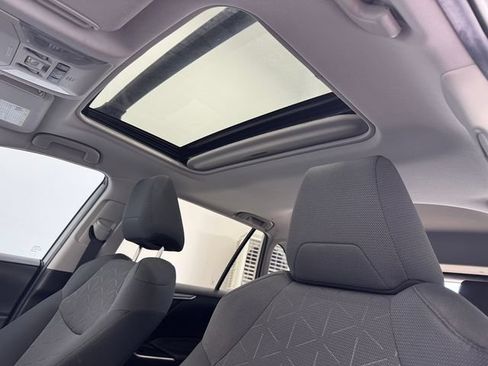 Used 2020 Toyota RAV4 XLE w/ Convenience Package FWD image 5