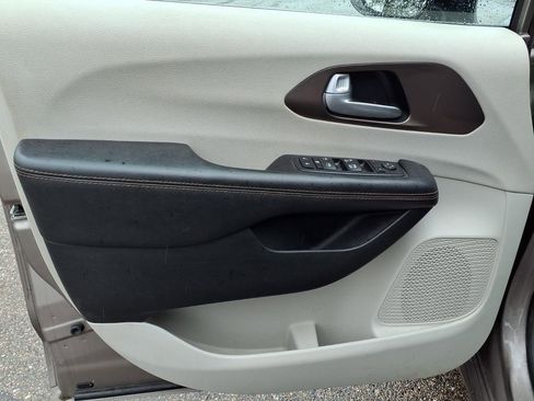 Used 2017 Chrysler Pacifica Touring image 11