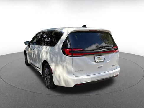 Used 2023 Chrysler Pacifica Limited FWD image 5