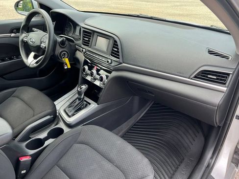 Used 2019 Hyundai Elantra SE w/ Winter Weather Package FWD image 9