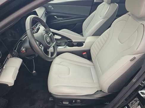 Used 2025 Hyundai Elantra Limited FWD image 12