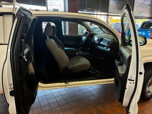 Used 2022 Toyota Tacoma SR image 32
