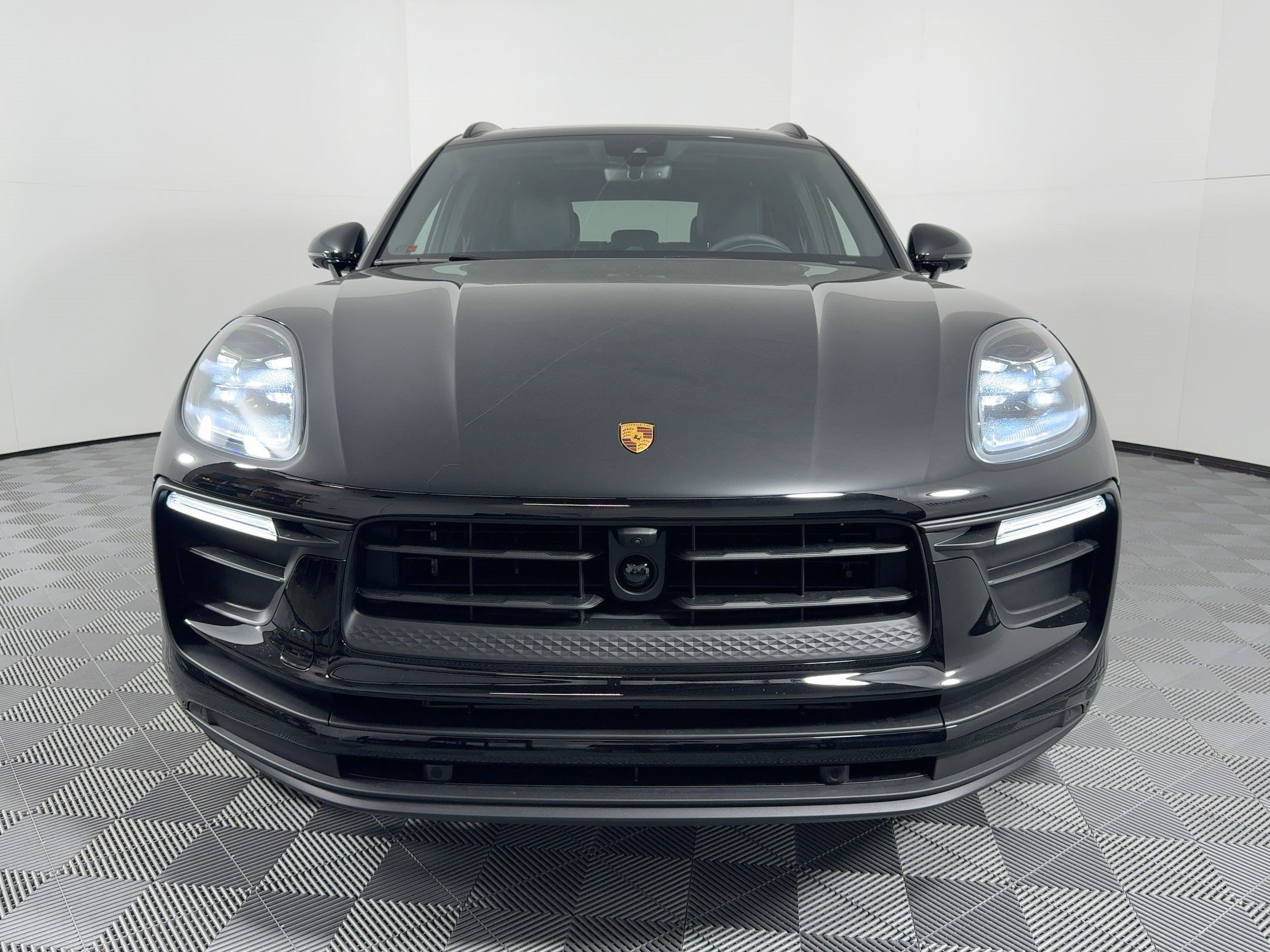 Certified 2026 Porsche Macan AWD/4WD image 6