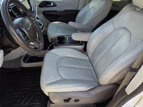 Used 2021 Chrysler Pacifica Touring-L image 11