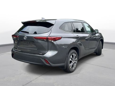 Used 2023 Toyota Highlander XLE FWD image 6