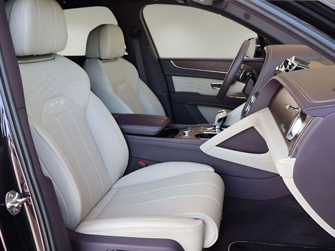Used 2023 Bentley Bentayga Extended Wheelbase AWD/4WD image 22