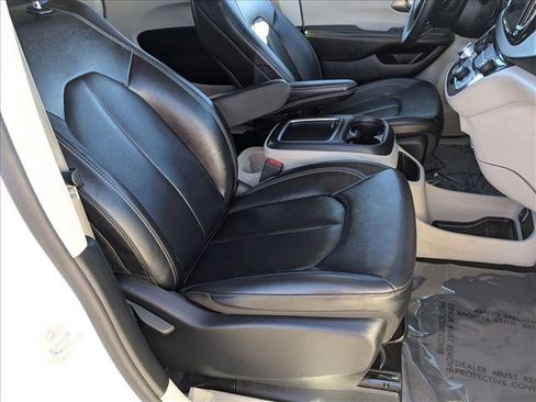 Used 2024 Chrysler Pacifica Touring-L image 23