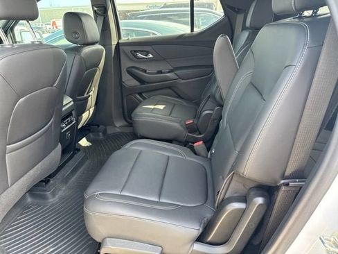 Used 2023 Chevrolet Traverse LT w/ Rear Camera Mirror Package FWD image 8