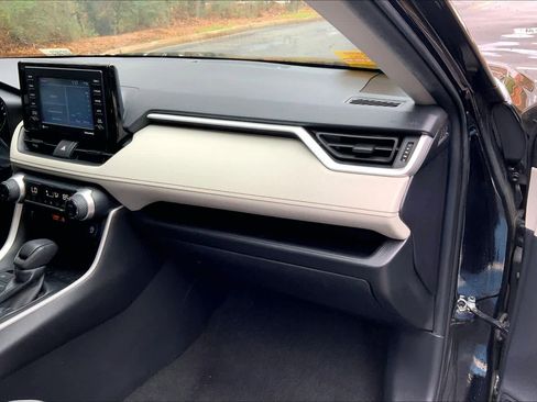 Used 2020 Toyota RAV4 XLE image 18