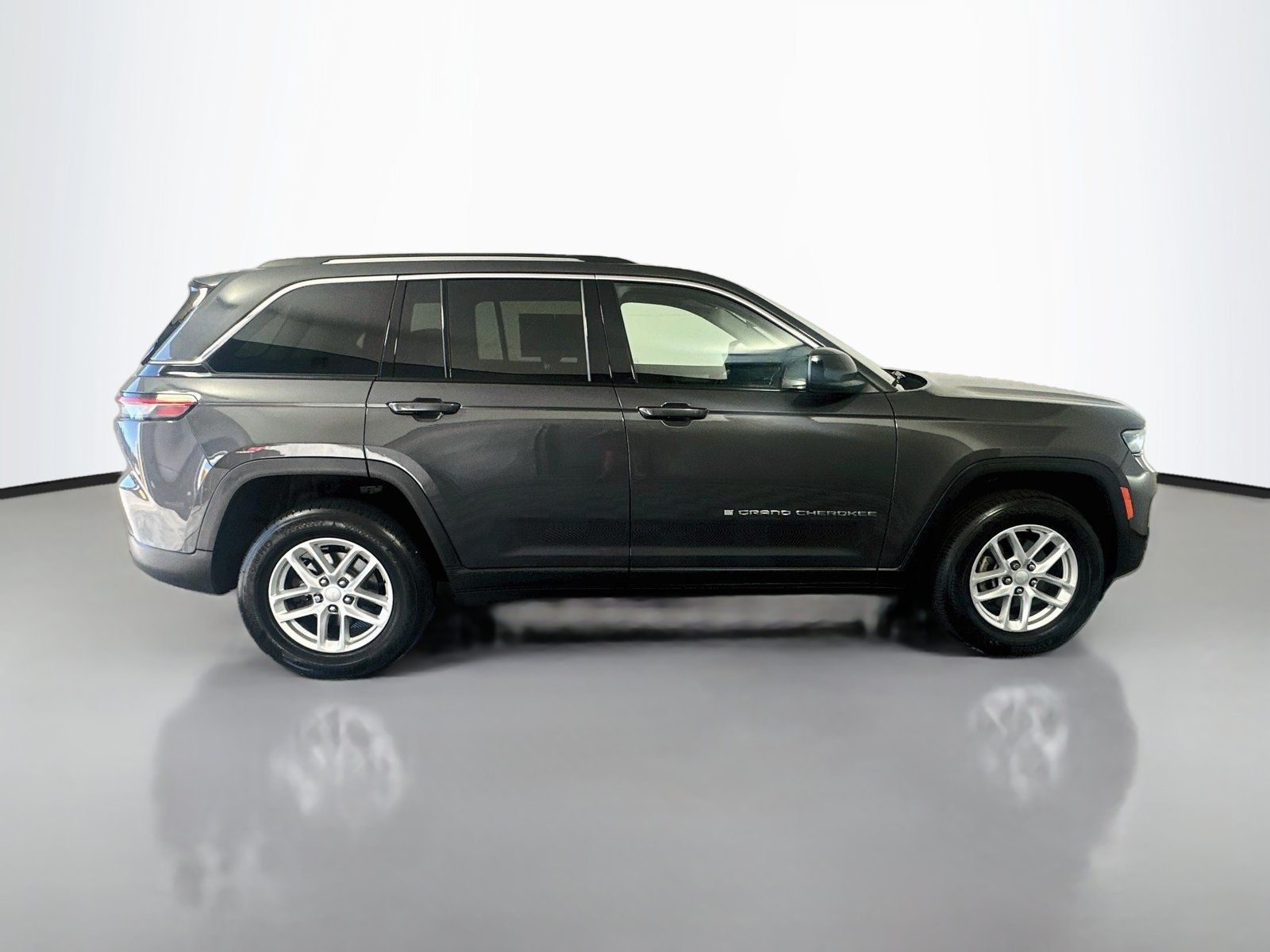 Used 2023 Jeep Grand Cherokee Laredo AWD/4WD image 8