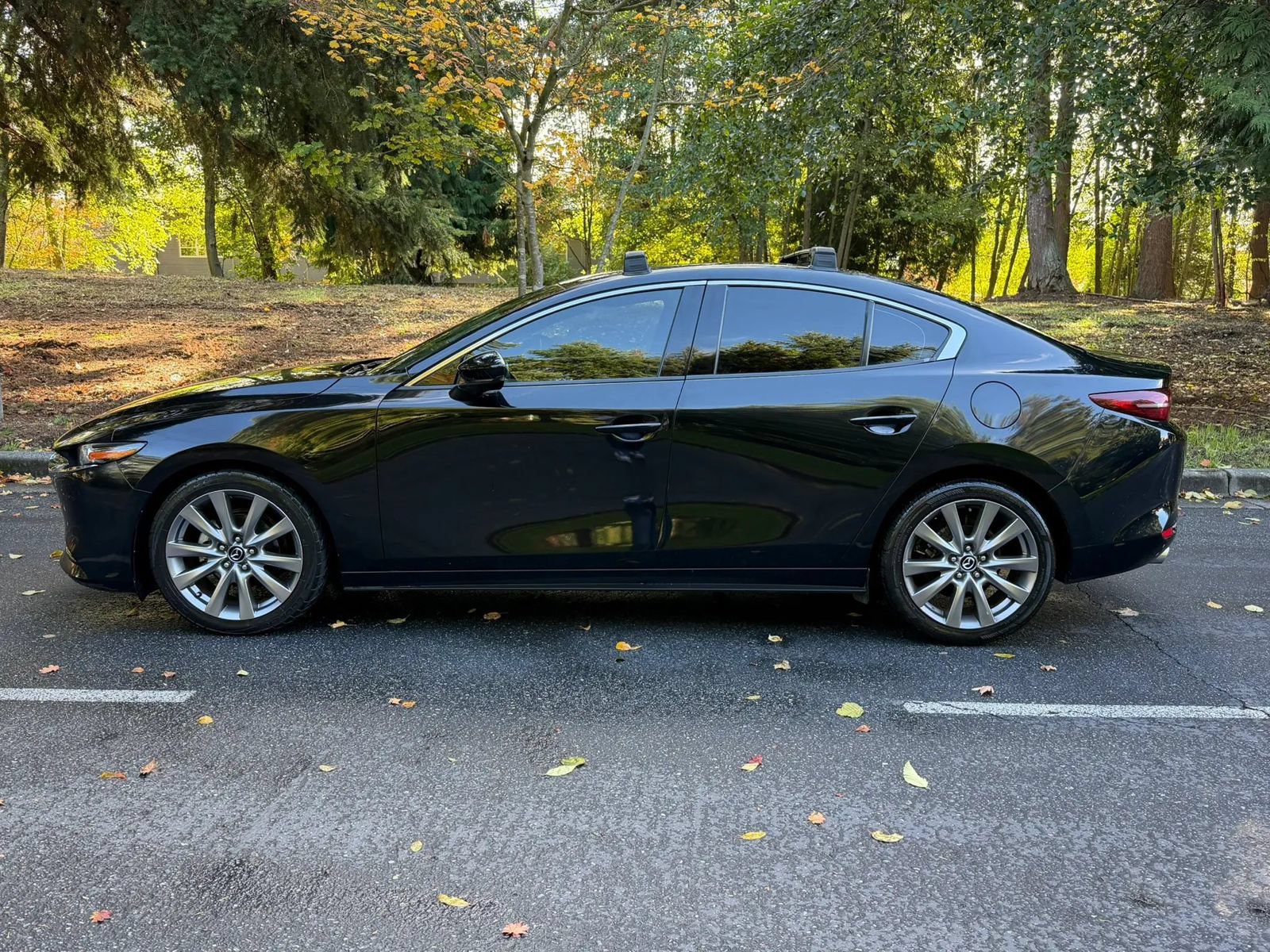 Used 2019 MAZDA MAZDA3 Sedan FWD image 2