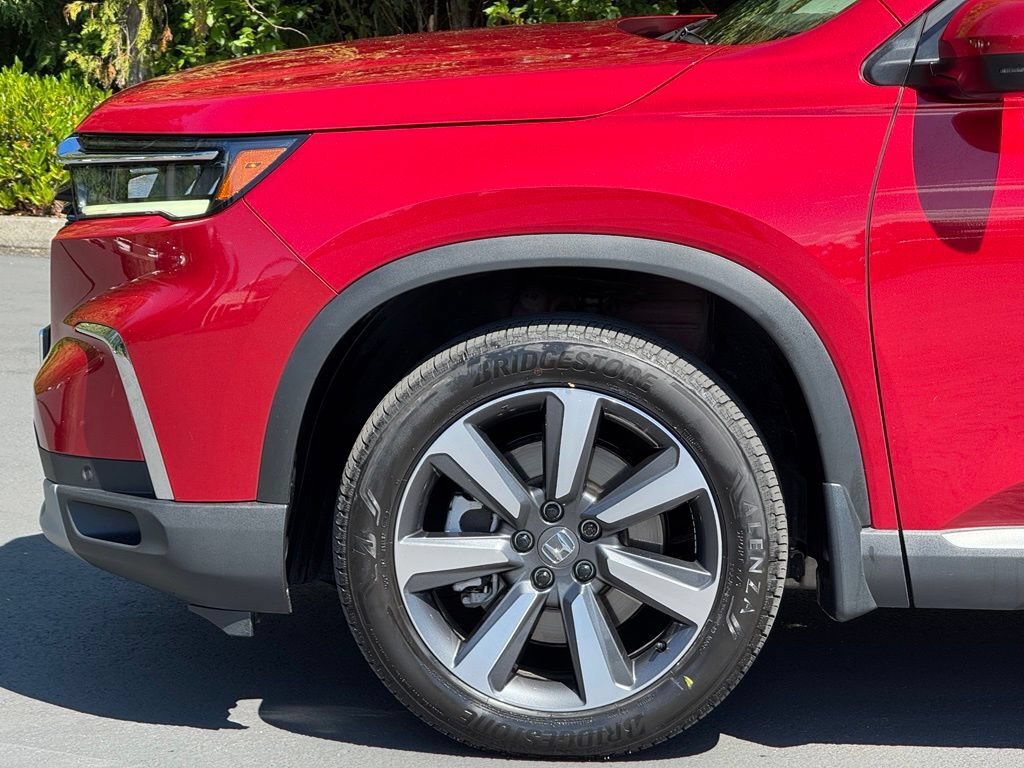 Certified 2025 Honda Pilot Touring image 4