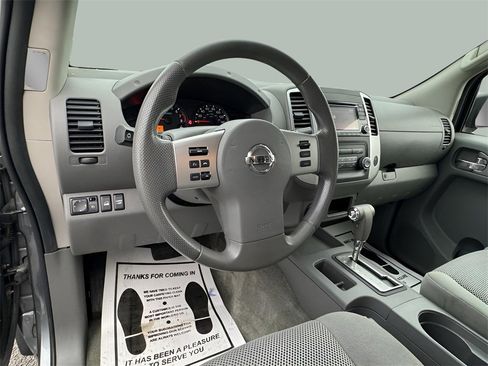 Used 2018 Nissan Frontier SV image 11