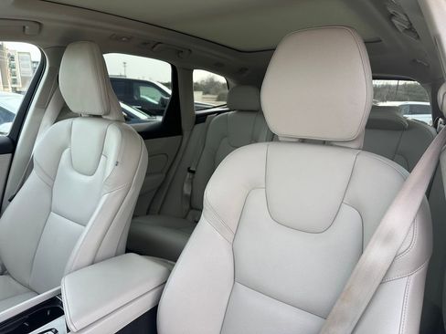 Used 2023 Volvo XC60 T8 Plus image 9