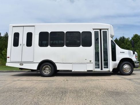 Used 2010 Ford E-450 and Econoline 450 Super Duty image 3