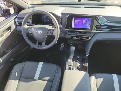 Used 2025 Toyota Camry SE image 11